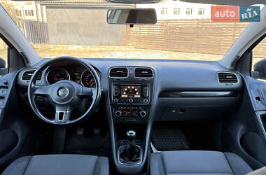 Хэтчбек Volkswagen Golf 2010 в 