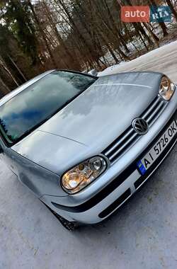 Хэтчбек Volkswagen Golf 2002 в Тростянце