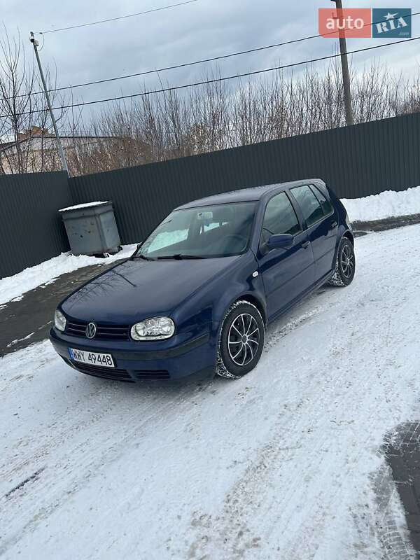 Хетчбек Volkswagen Golf 2002 в Сарнах