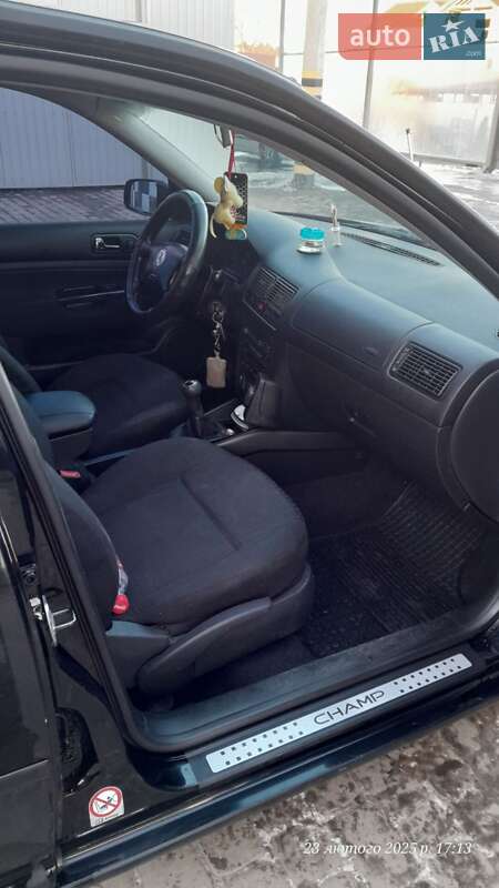 Хэтчбек Volkswagen Golf 2002 в Староконстантинове