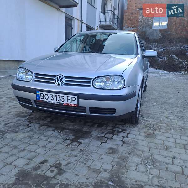 Хетчбек Volkswagen Golf 2001 в Чорткові