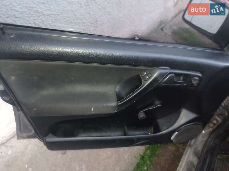 Хэтчбек Volkswagen Golf 1994 в Надворной