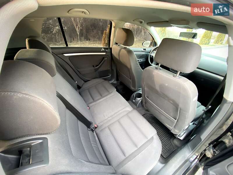 Хетчбек Volkswagen Golf 2004 в Мукачевому