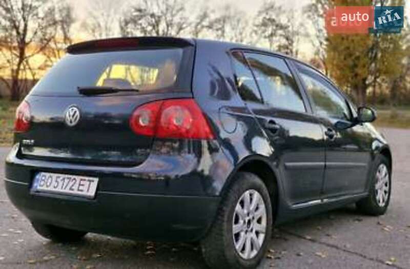 Хэтчбек Volkswagen Golf 2005 в Волочиске