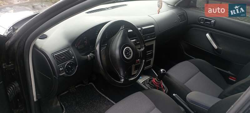 Хетчбек Volkswagen Golf 2002 в Лохвиці