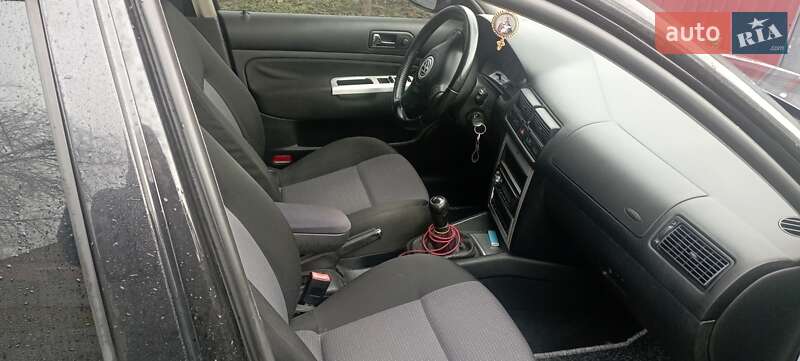 Хетчбек Volkswagen Golf 2002 в Лохвиці