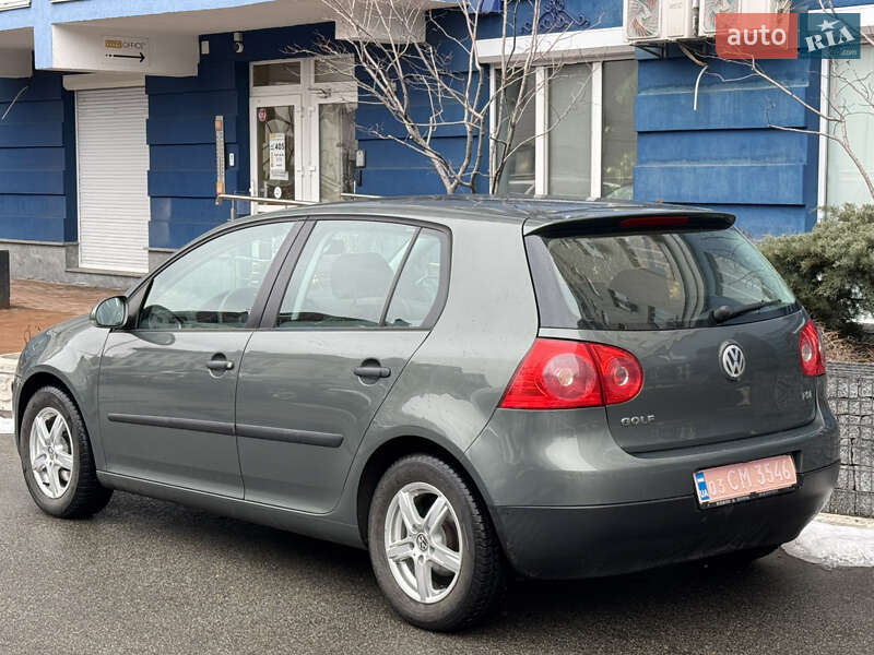 Хетчбек Volkswagen Golf 2004 в Києві