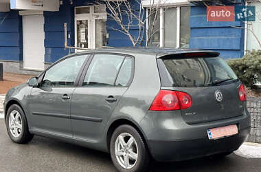 Хэтчбек Volkswagen Golf 2004 в 