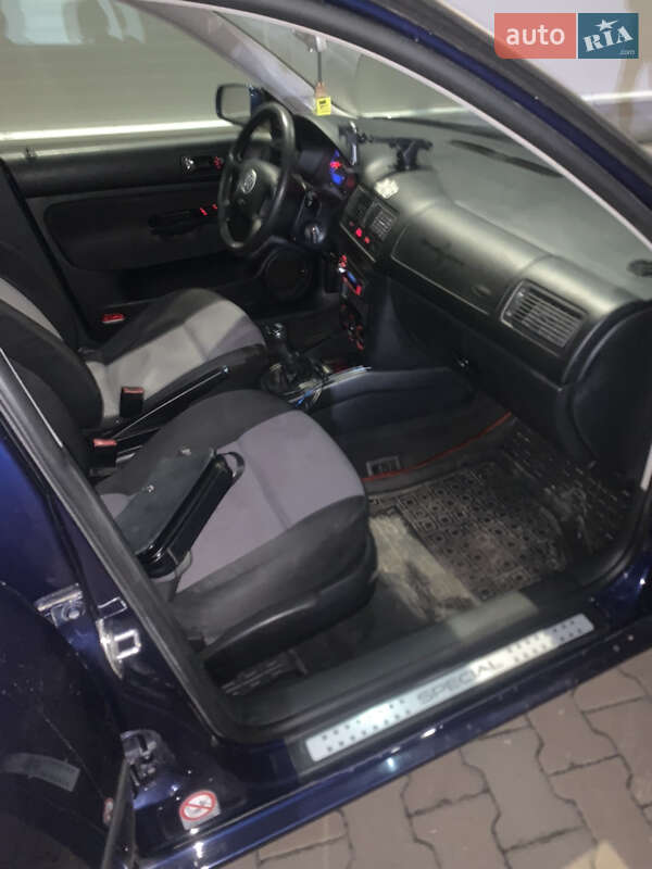 Хэтчбек Volkswagen Golf 2002 в Житомире