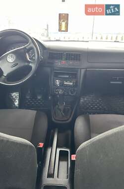 Хэтчбек Volkswagen Golf 2003 в 