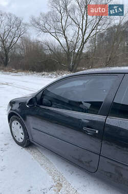 Хэтчбек Volkswagen Golf 2004 в 