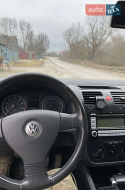 Хэтчбек Volkswagen Golf 2004 в 