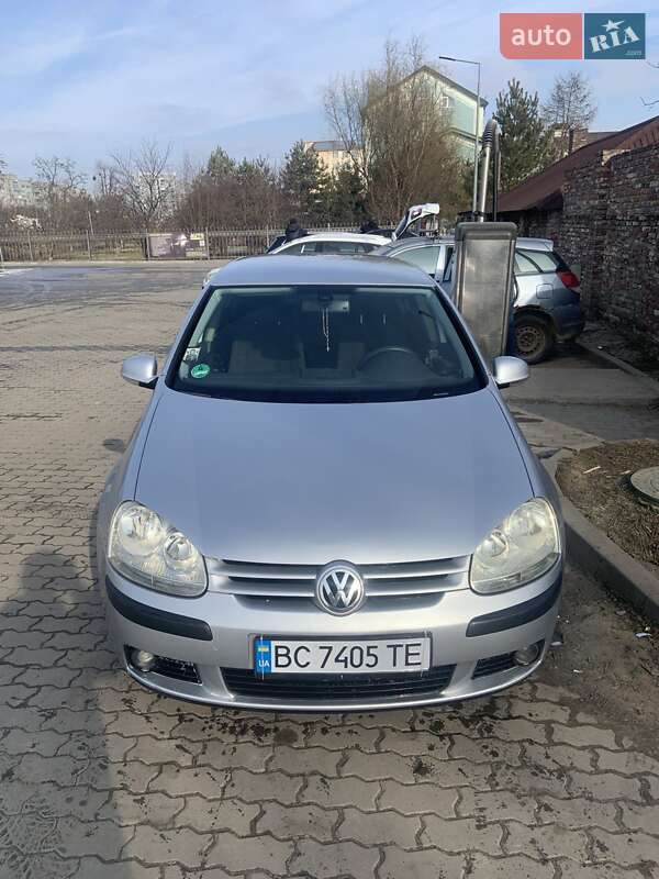 Хэтчбек Volkswagen Golf 2004 в 