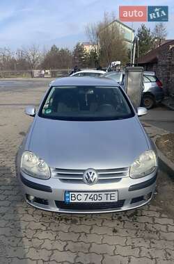 Хэтчбек Volkswagen Golf 2004 в 