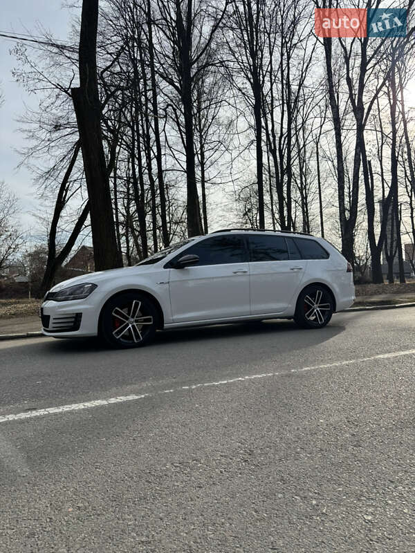 Універсал Volkswagen Golf 2015 в Чернівцях