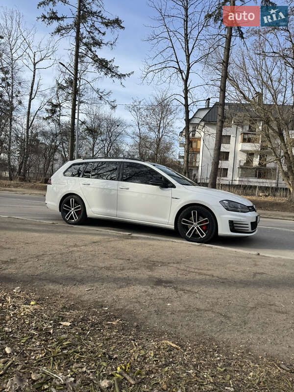 Універсал Volkswagen Golf 2015 в Чернівцях