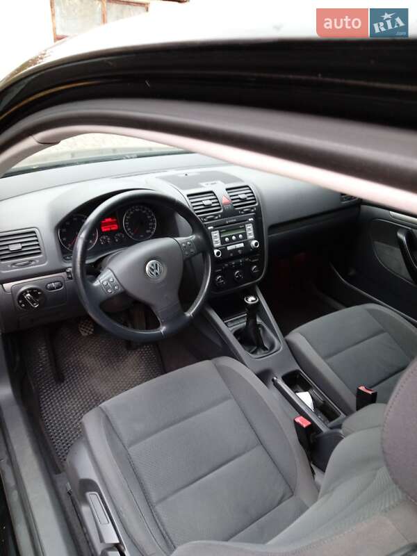 Хэтчбек Volkswagen Golf 2004 в Гайсине