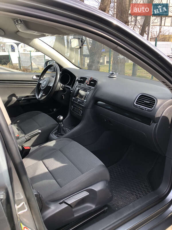 Універсал Volkswagen Golf 2010 в Львові