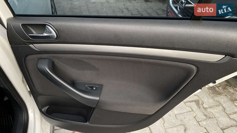 Универсал Volkswagen Golf 2011 в Луцке