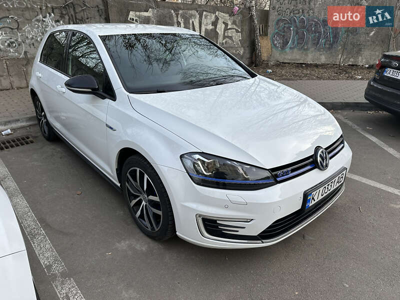 Хэтчбек Volkswagen Golf 2015 в 