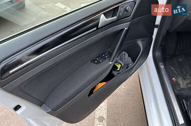 Хэтчбек Volkswagen Golf 2015 в 