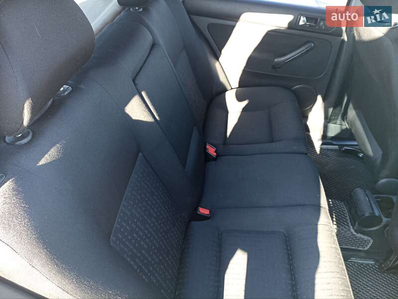 Хетчбек Volkswagen Golf 2001 в Вараші