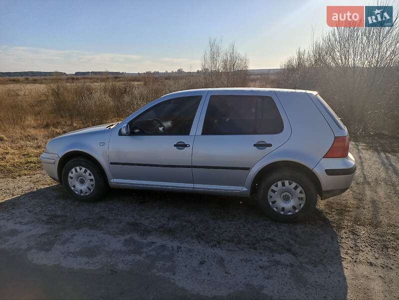 Хэтчбек Volkswagen Golf 2001 в 
