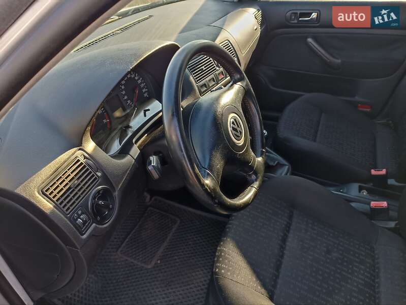 Хетчбек Volkswagen Golf 2001 в Вараші
