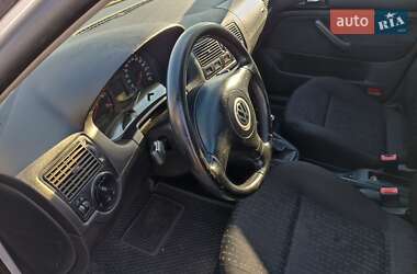 Хэтчбек Volkswagen Golf 2001 в 