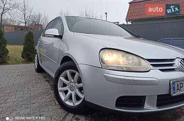 Хэтчбек Volkswagen Golf 2005 в 