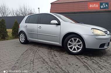 Хэтчбек Volkswagen Golf 2005 в 