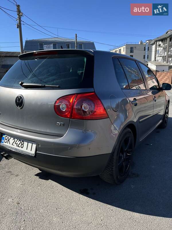 Хэтчбек Volkswagen Golf 2006 в Ровно