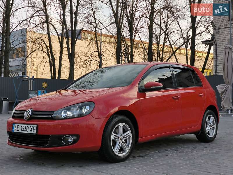 Хэтчбек Volkswagen Golf 2012 в 