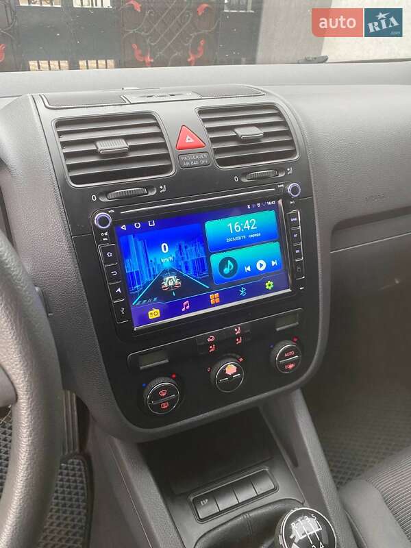 Хэтчбек Volkswagen Golf 2004 в Раздельной