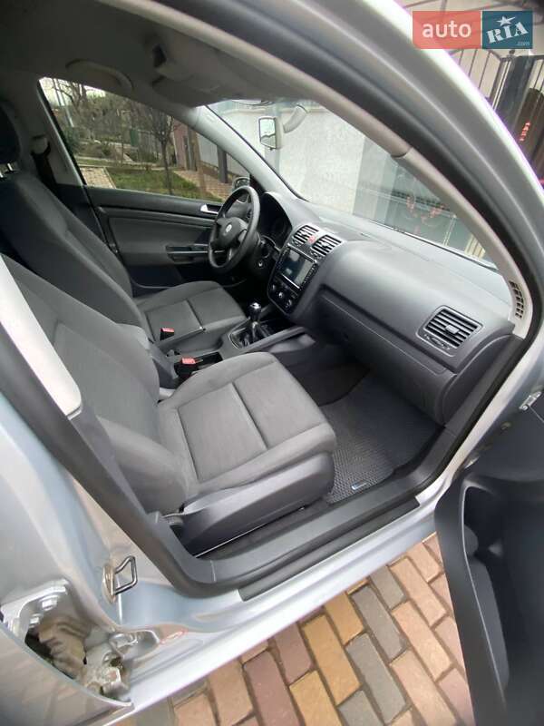 Хэтчбек Volkswagen Golf 2004 в Раздельной