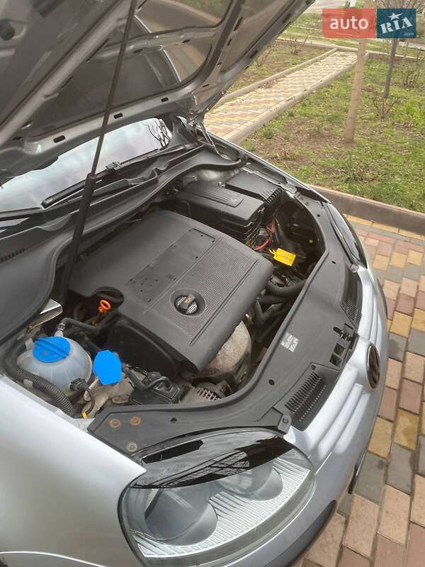 Хэтчбек Volkswagen Golf 2004 в Раздельной