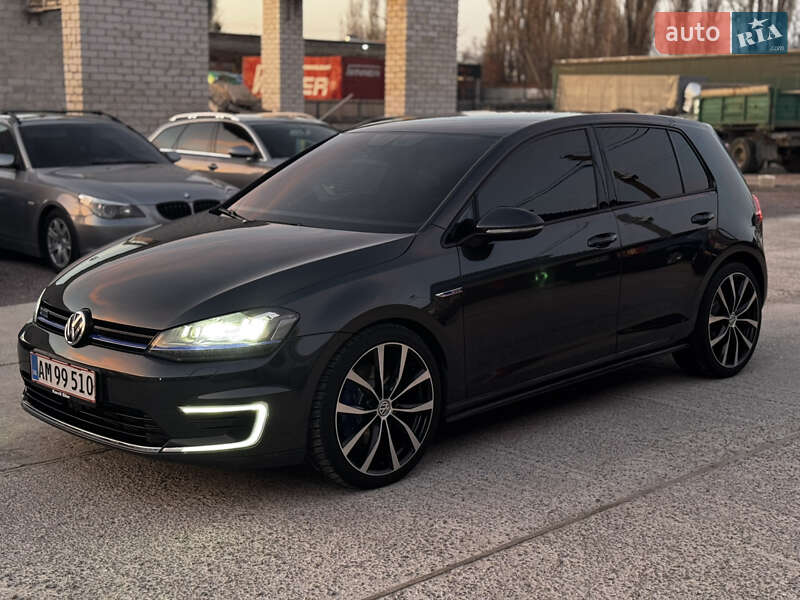 Хэтчбек Volkswagen Golf 2015 в Житомире