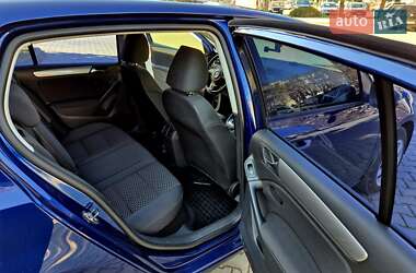 Хэтчбек Volkswagen Golf 2010 в 