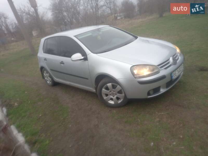 Хэтчбек Volkswagen Golf 2004 в Новом Буге