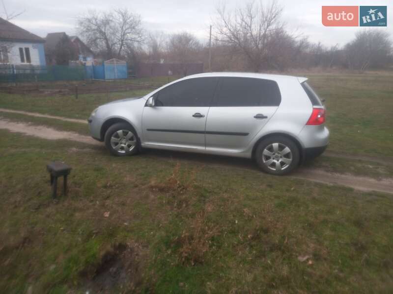 Хэтчбек Volkswagen Golf 2004 в Новом Буге