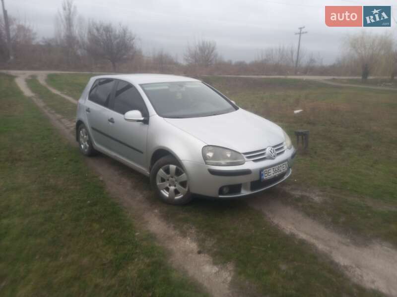 Хэтчбек Volkswagen Golf 2004 в Новом Буге