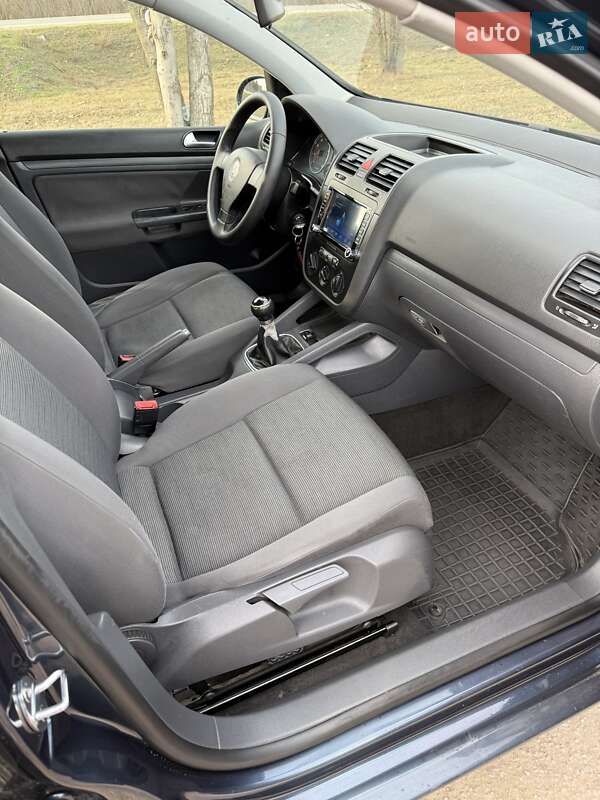 Хэтчбек Volkswagen Golf 2006 в Новониколаевке
