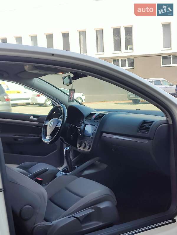 Хэтчбек Volkswagen Golf 2008 в Черновцах