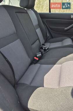 Хэтчбек Volkswagen Golf 2001 в 