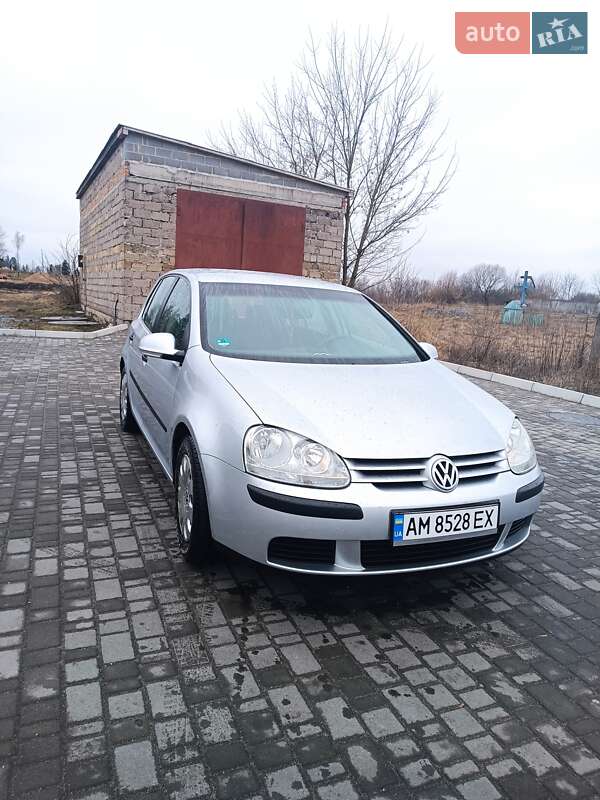 Хетчбек Volkswagen Golf 2005 в Звягелі