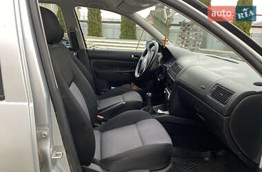 Хэтчбек Volkswagen Golf 2001 в 