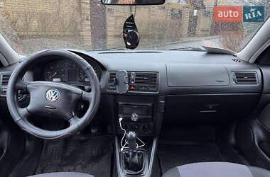 Хетчбек Volkswagen Golf 2001 в 
