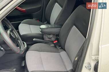 Хетчбек Volkswagen Golf 2001 в 