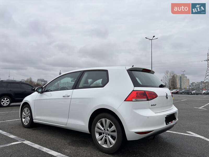 Хэтчбек Volkswagen Golf 2016 в Киеве