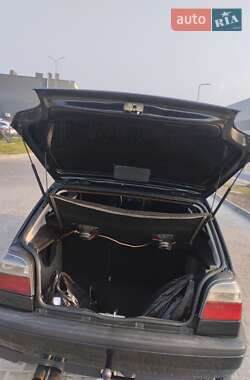 Хэтчбек Volkswagen Golf 1994 в 